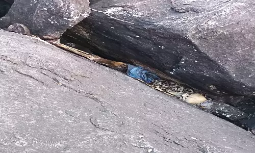 இரணியல் அருகே பாறைகளுக்கிடையே எலும்புக்கூடாக கிடந்தவர் கொலை செய்து வீசப்பட்டாரா? என போலீசார் தீவிர விசாரணை