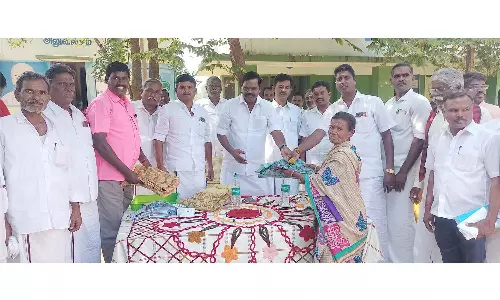 ஓமல்நத்தம் அரசு நடுநிலைப்பள்ளி  மாணவ, மாணவிகளுக்கு நோட்டு புத்தகம்