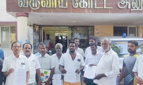 பொன்னேரி அருகே கோவிலுக்கு சொந்தமான இடத்தில் அரசு கட்டிடம் கட்ட பொதுமக்கள் எதிர்ப்பு