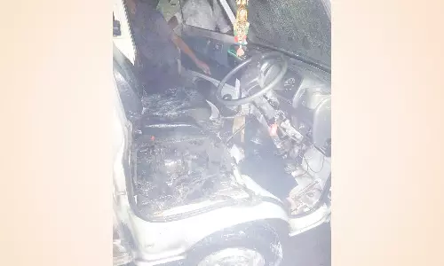 ஓடும் காரில் திடீர் தீ