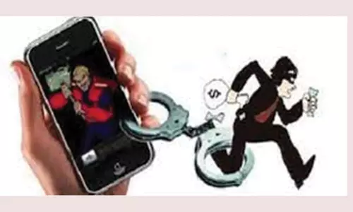 பண்ருட்டியில் துணிகரம்   2 கடைகளில் செல்போன்கள் திருடிய கொள்ளையன்