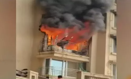 மும்பையில் அடுக்குமாடி குடியிருப்பில் பயங்கர தீ விபத்து