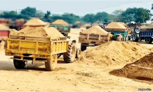 மணல் கடத்தலுக்கு பயன்படுத்திய டிராக்டர் பறிமுதல்