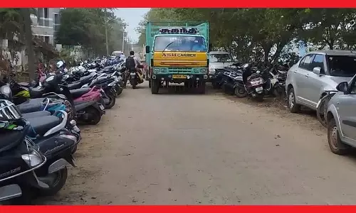 சாலையை ஆக்கிரமித்து வாகனங்கள் நிறுத்தப்படுவதாக புகார்