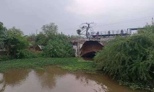 பழைமைவாய்ந்த கும்பக்குழி பாலம் இடிந்து சேதம்
