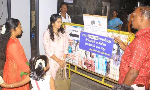 செல்போன் தடை உத்தரவு எதிரொலி-நெல்லையப்பர் கோவிலில் பக்தர்களுக்கு அறிவுரை வழங்கிய பணியாளர்கள்