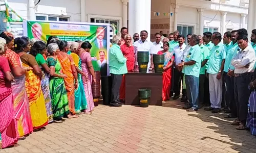 பொது மக்களுக்கு குப்பை கூடைகள் வழங்கும் நிகழ்ச்சி