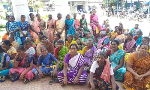 ஊராட்சி ஒன்றிய அலுவலகத்தில் 100 நாள் பணியாளர்கள் முற்றுகை