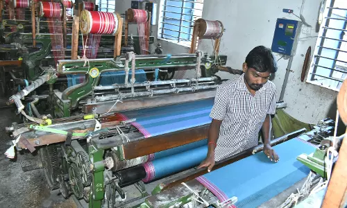 இலவச வேட்டி-சேலை உற்பத்திக்கு 25 சதவீத கூலியை உயர்த்தி வழங்க வேண்டும்