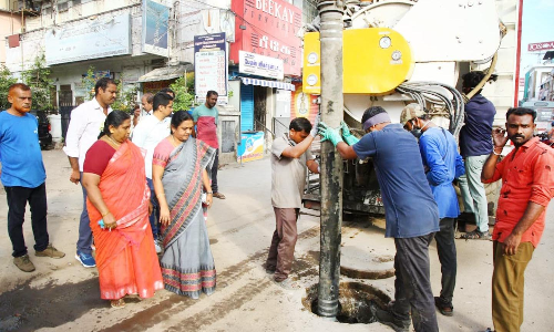 நவீன எந்திரம் மூலம் சாக்கடை அடைப்பை அகற்றும் பணி