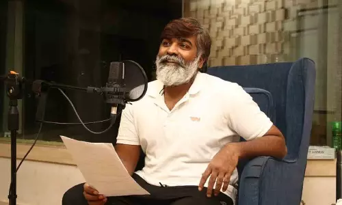 பட வெற்றியை கேக் வெட்டி கொண்டாடிய விஜய் சேதுபதி