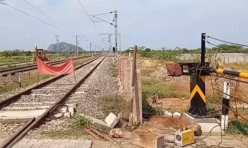 ரெயில்வே கேட்டில் லாரி மோதி விபத்து