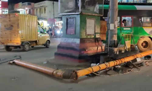 ஊத்துக்கோட்டையில் போக்குவரத்து சிக்னல் கம்பம் உடைந்து விழுந்ததால் பரபரப்பு