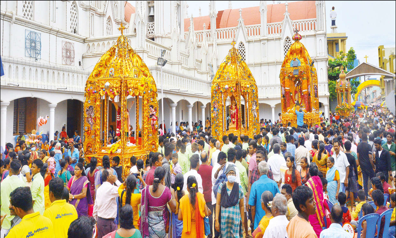 கோட்டார் புனித சவேரியார் பேராலய தேர் பவனியில் திரளான பக்தர்கள்