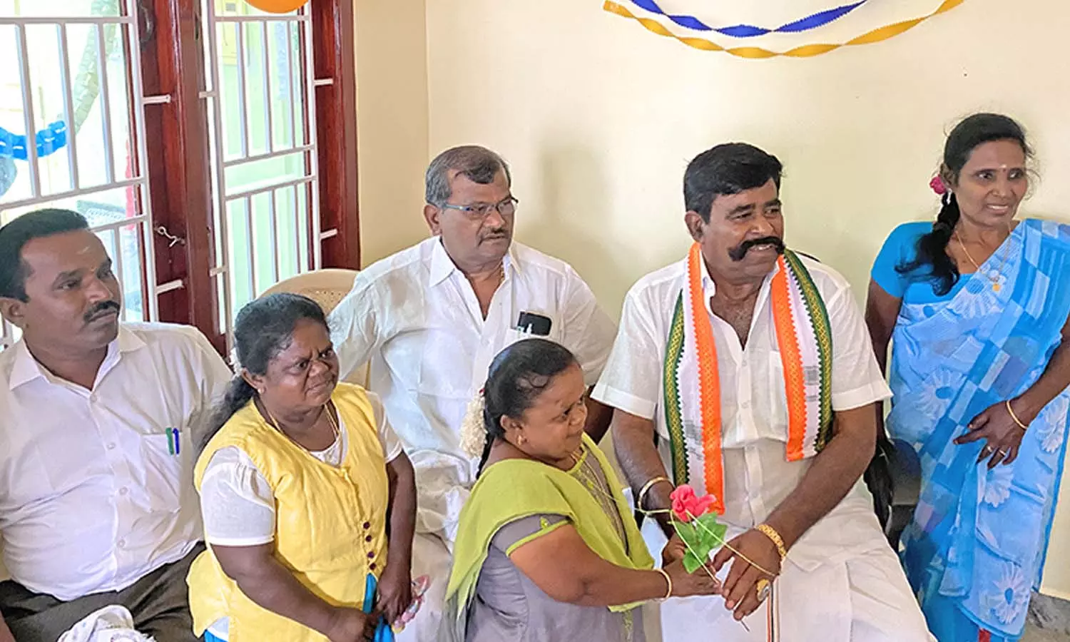 மாற்றுத்திறனாளி மாணவர்களுடன்  கலந்துரையாடிய எம்.எல்.ஏ.