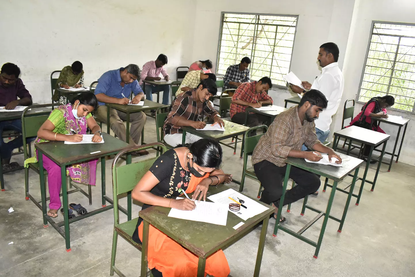 கிராம உதவியாளர் பணிக்கு எழுத்து தேர்வு நடந்தது கிராம உதவியாளர் பணிக்கு எழுத்து தேர்வு நடந்தது