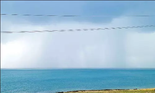 மண்டபத்தில் பலத்த மழை: தீவு பகுதியில் கடல் நீரை மேகம் உறிஞ்சும் அதிசய காட்சி