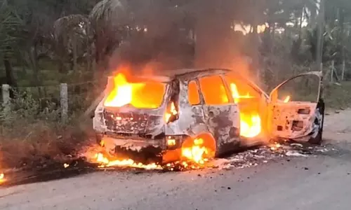 நடுரோட்டில் தீப்பிடித்து எரிந்த கார்: ஜாதகம் பார்க்க சென்ற தருமபுரியை சேர்ந்த 3 பேர் தப்பினர்