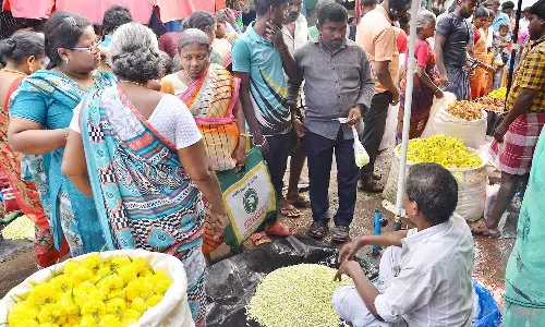 மதுரை மல்லிகைப்பூ விலை கிலோ ரூ.2,500 ஆக குறைந்தது