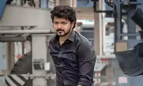 மாஸ் லுக்கில் விஜய்: புதிய போஸ்டரை வெளியிட்டு ரசிகர்களை உற்சாகப்படுத்திய வாரிசு படக்குழு