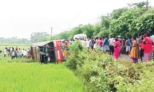 வந்தவாசி அருகே வயலுக்குள் பஸ் பாய்ந்து 30 பேர் படுகாயம்