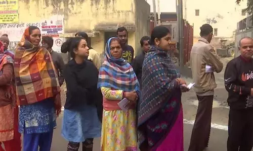 டெல்லி மாநகராட்சி தேர்தல்-  வாக்காளர் பட்டியலில் பெயர் இல்லை என பாஜக, காங்கிரஸ் புகார்