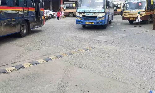பல்லடம்  பஸ்  நிலையத்தில் விபத்துகளை தடுக்க வேகத்தடை அமைக்க கோரிக்கை