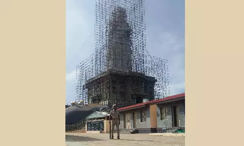 பாபர் மசூதி இடிப்பு தினத்தையொட்டி திருவள்ளுவர் சிலைக்கு துப்பாக்கி ஏந்திய போலீஸ் பாதுகாப்பு