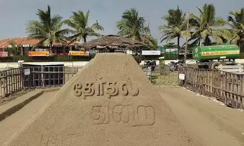 லட்சுமி யானையின் மணல் சிற்பத்திற்கு வந்த சோதனை- கட்சி சின்னம் என்பதால் அகற்றியது தேர்தல் துறை