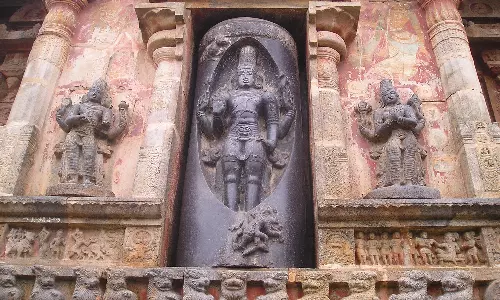 லிங்கோத்பவர் முன் 3 அகல் தீபம் ஏற்றுங்கள்