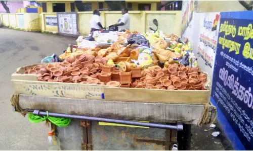 கார்த்திகை தீப திருவிழா- செங்கோட்டை பகுதிகளில் விற்பனைக்கு குவிந்த விளக்குகள்