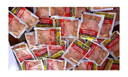 பெங்களூருவிலிருந்து சிவகாசிக்கு கடத்த முயன்ற  ரூ.2.15 லட்சம் புகையிலை பொருட்கள் காருடன் பறிமுதல்