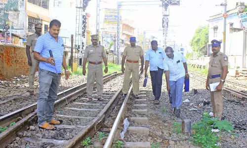 பாபர் மசூதி இடிப்பு தினத்தையொட்டி நெல்லையில் பாதுகாப்பு பணியில் 2 ஆயிரம் போலீசார் - ரெயில் நிலையத்தில் தீவிர சோதனை