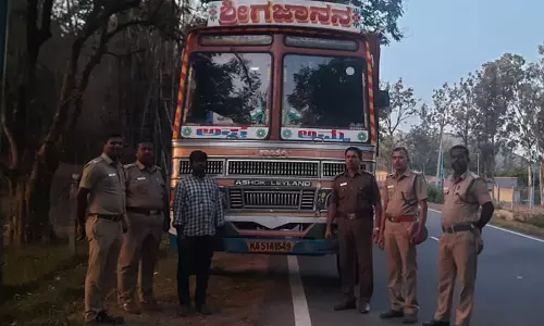 யானைக்கு கரும்பை உணவாக அளித்த கர்நாடக லாரி டிரைவருக்கு ரூ.75 ஆயிரம் அபராதம்