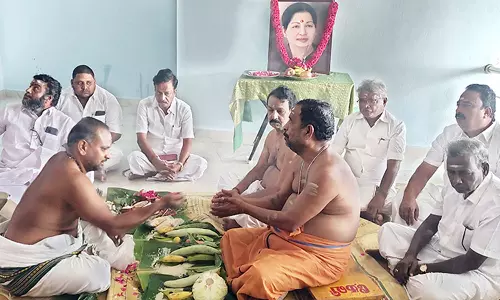 வேதாரண்யத்தில், மறைந்த முதல்-அமைச்சருக்கு திதி கொடுத்த முன்னாள் அமைச்சர்