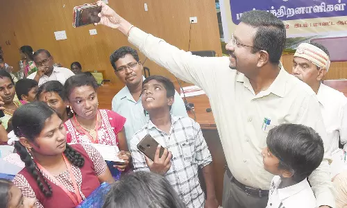 தஞ்சையில், பல்வேறு போட்டிகளில் வென்ற மாற்றுத்திறனாளிகளுக்கு பரிசு- கலெக்டர் வழங்கினார்