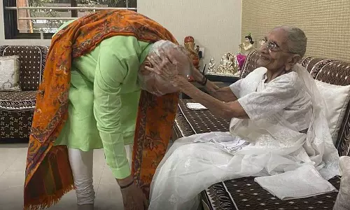 குஜராத் சட்டசபை தேர்தல்- தாயை சந்தித்து ஆசி பெற்றார் பிரதமர் மோடி