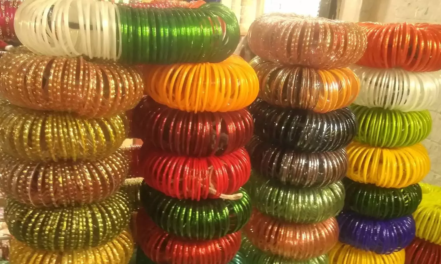 பீகாரில் புது முயற்சி- மது பாட்டில்களில் இருந்து கண்ணாடி வளையல் தயாரித்து அசத்தும் கிராம பெண்கள்