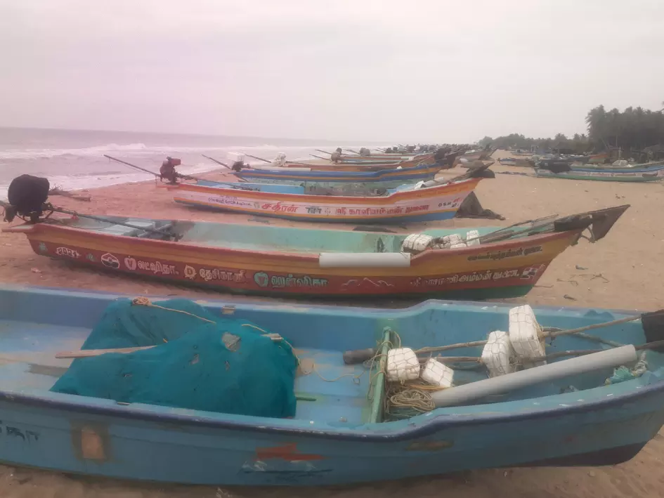 மரக்காணத்தில்  கடல் சீற்றத்தால் மீன் பிடிக்க செல்லாத மீனவர்கள்