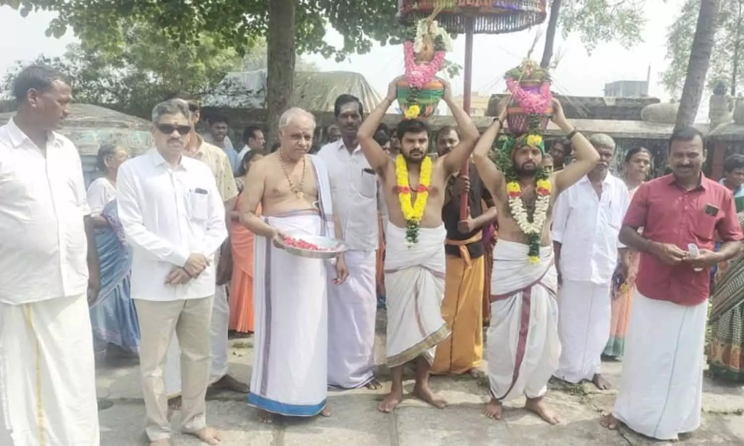 சிறுவாபுரி அகத்தீஸ்வரர் திருக்கோவிலில் சோமவார 108 சங்காபிஷேகம்