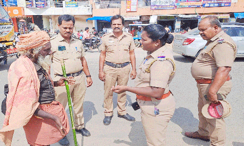 ஒட்டன்சத்திரம் பகுதியில் ஆதரவற்றவர்களை மீட்டு காப்பகத்தில் ஒப்படைத்த போலீசார்