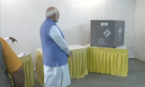 குஜராத் தேர்தல்- வரிசையில் நின்று வாக்களித்தார் பிரதமர் மோடி