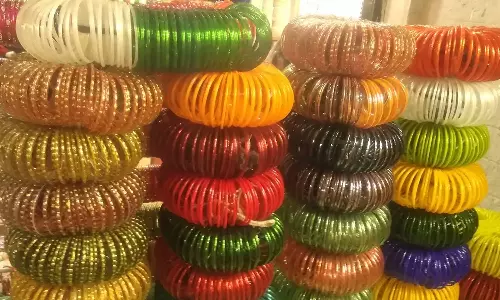 பீகாரில் புது முயற்சி- மது பாட்டில்களில் இருந்து கண்ணாடி வளையல் தயாரித்து அசத்தும் கிராம பெண்கள்