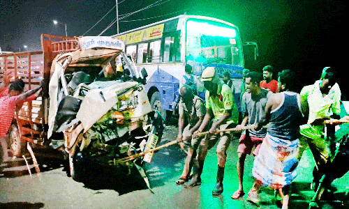 ஒட்டன்சத்திரம் மேம்பாலத்தில் அரசு பஸ்-சரக்கு வாகனம் மோதி விபத்து