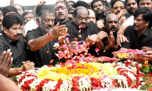 ஆதரவாளர்கள் புடைசூழ பேரணியாக வந்து ஜெயலலிதா நினைவிடத்தில் ஓபிஎஸ் மரியாதை