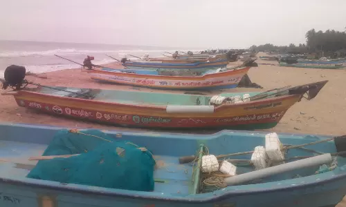 மரக்காணத்தில்  கடல் சீற்றத்தால் மீன் பிடிக்க செல்லாத மீனவர்கள்