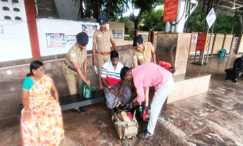 டிசம்பர் 6 தினத்தை முன்னிட்டு ரெயில் நிலையங்களில் போலீசார் தீவிர கண்காணிப்பு