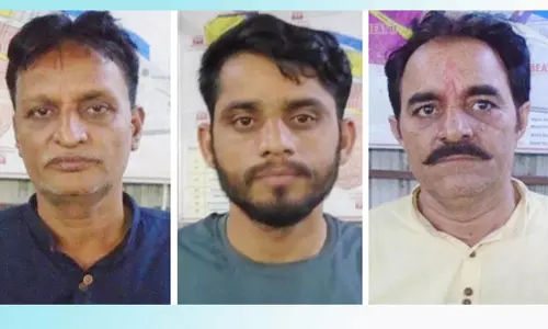 புகையிலை பாக்கெட்டுகளை கடத்திய 3 பேர் கைது