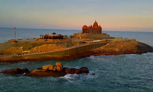 கார்த்திகை தீபத் திருவிழாவையொட்டி விவேகானந்தர் பாறையில் மகா தீபம்