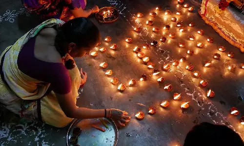 தீங்கு எரிக்கும் தீப பூஜை: நாளை வழிபாடு செய்வது எப்படி?